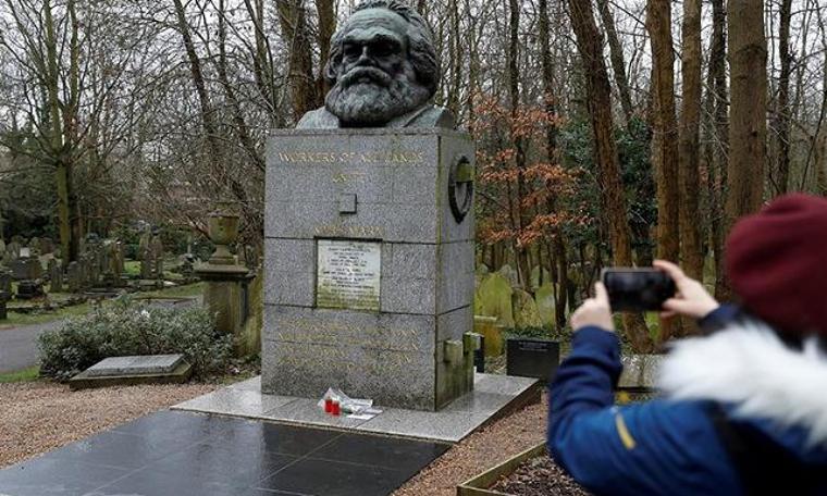 Karl Marx'ın mezarına saldırı