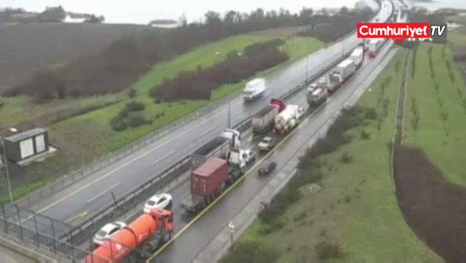 TEM'de TIR kazası: Şoför viyadükten uçtu!