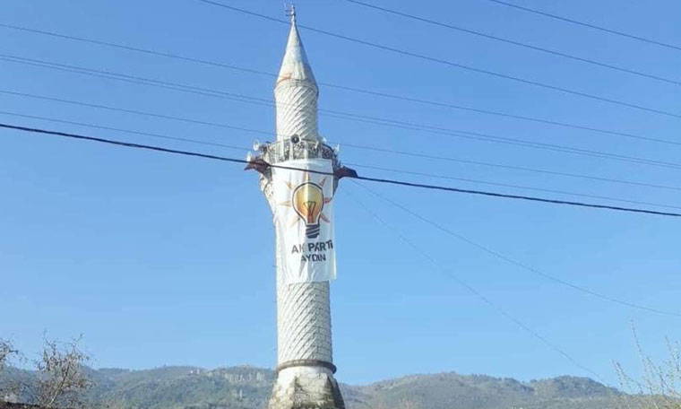 Minarede AKP bayrağı