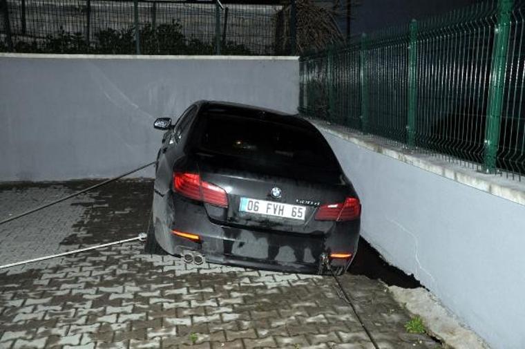 İstinat duvarı çöktü, otomobil askıda kaldı