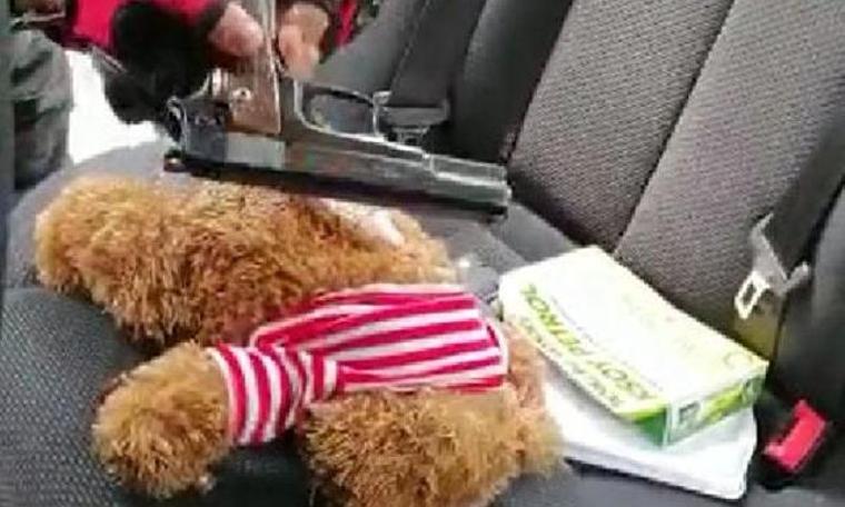 Oyuncak ayı içinde ruhsatsız tabanca ele geçirildi