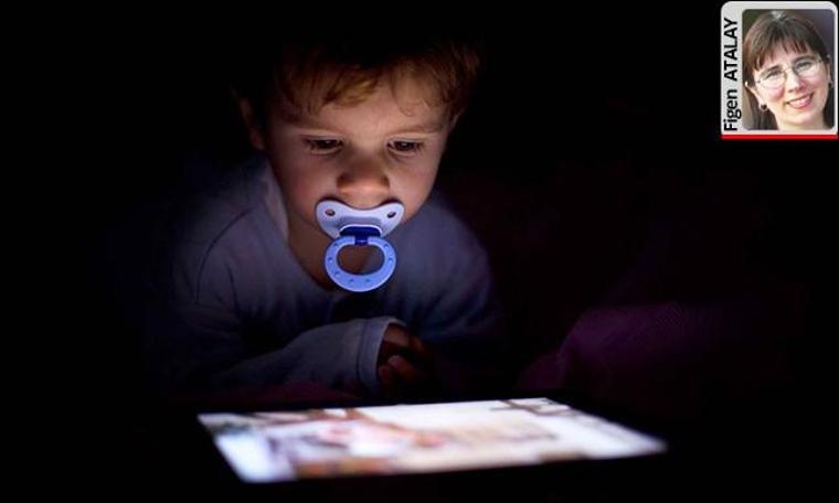 Tablet ve akıllı telefon kullanımı bir yaşın altına indi