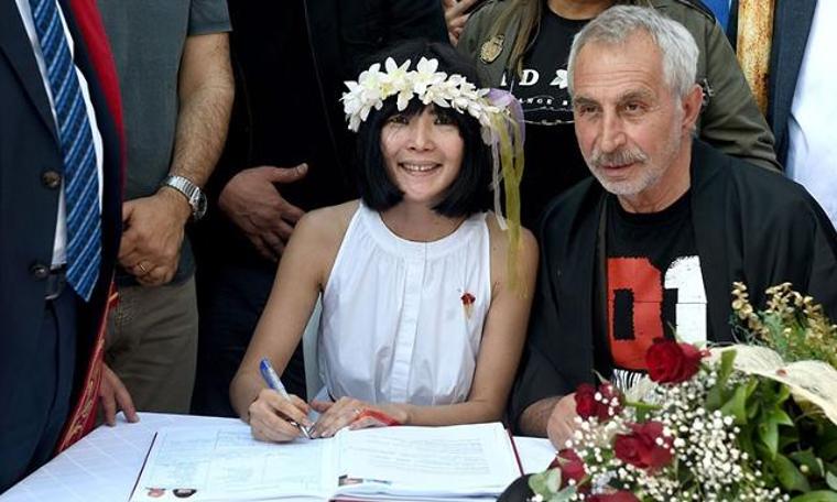 Oyuncu Rıza Akın, Japon sevgilisiyle evlendi
