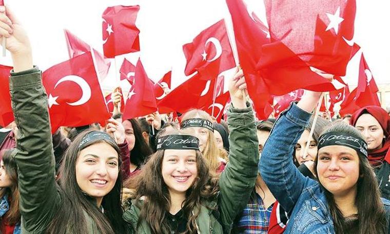 Gençler Atatürk'e koştu