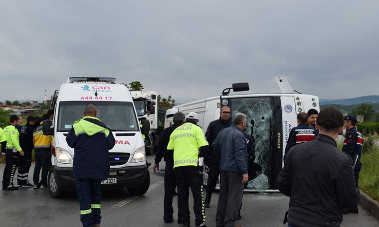 Çanakkale'de üniversite öğrencilerini taşıyan minibüs devrildi: 25 yaralı