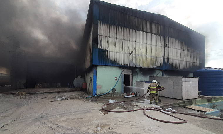 İzmir'de geri dönüşüm fabrikası yandı