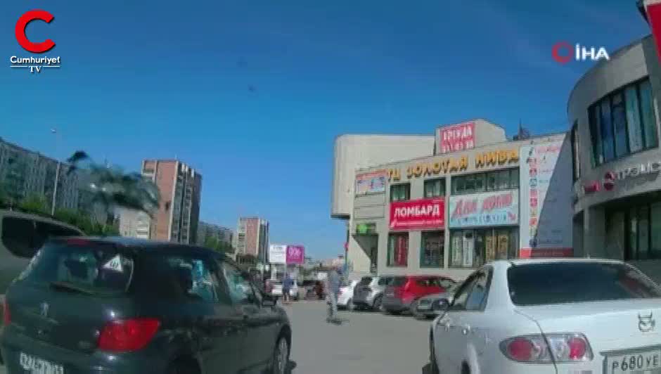 Kendisine korna çalan araca çekiçle saldırdı