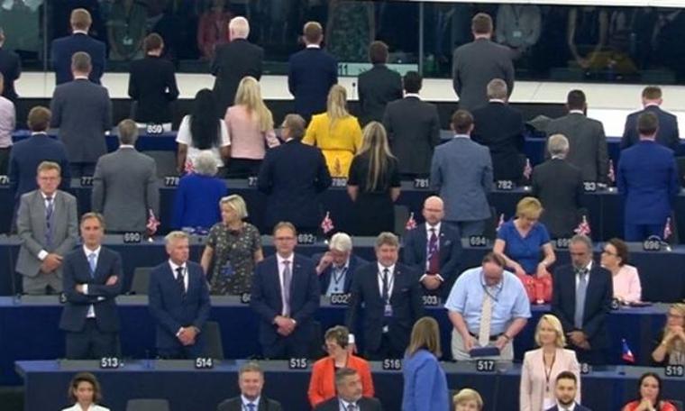 Brexit yanlıları Avrupa Parlamentosu'nda çalınan marşa sırt döndü