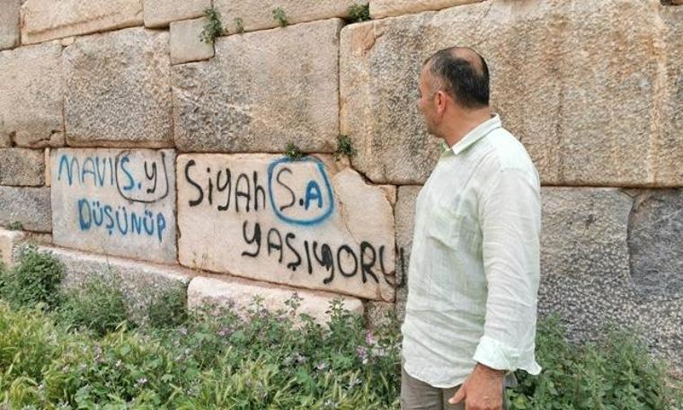 2 bin yıllık surlara sprey boyayla yazı yazdılar
