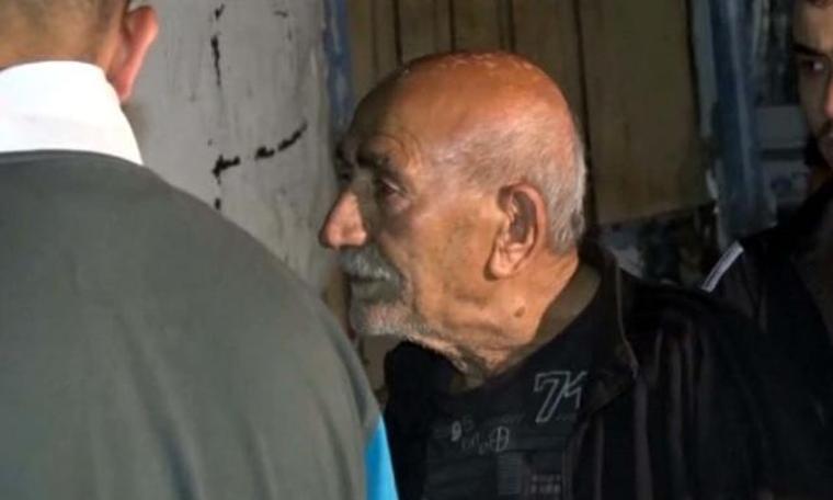 Yaşlı adamı yanmaktan baktığı kediler kurtardı