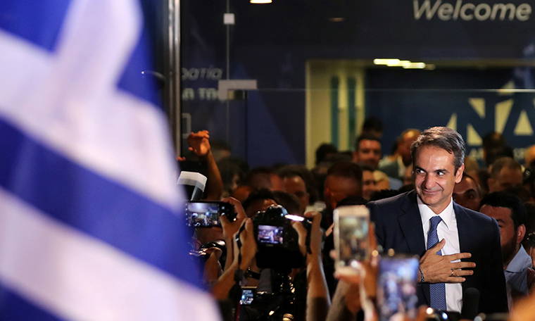 Yunanistan'da seçimin galibi Miçotakis'ten zafer konuşması