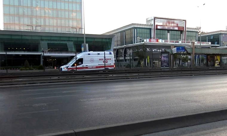 Avcılar'da metrobüs durağında bıçaklı kavga