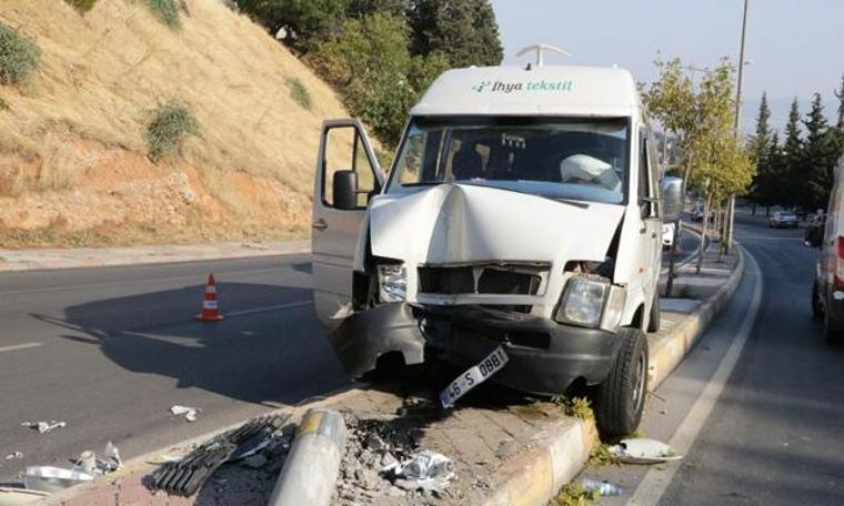 Kahramanmaraş’ta fabrika servisi aydınlatma direğine çarptı: 6 yaralı
