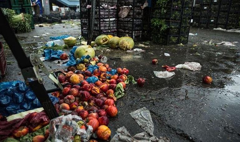 'Fiyat artsın' diye domatesleri yola döktüler! Bayrampaşa'daki esnaf kendini böyle savundu