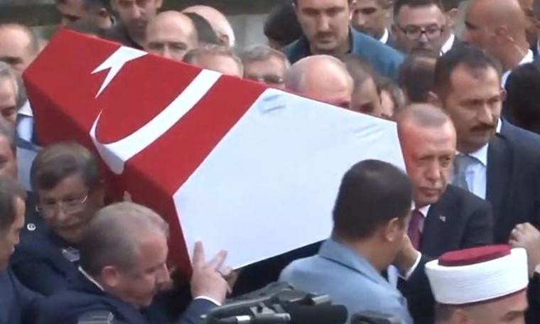 Profesörün tabutunu Erdoğan ile Davutoğlu omuzladı