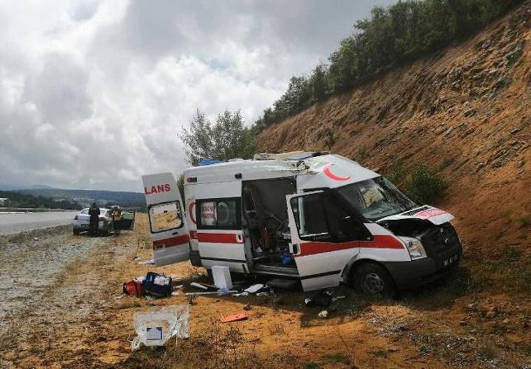 Hasta taşıyan ambulans takla attı: 4 yaralı