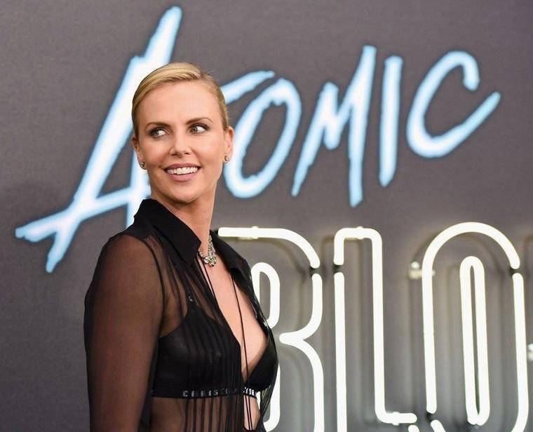 Charlize Theron, cinsiyet değiştirme sürecinde olan kızının son fotoğrafını paylaştı