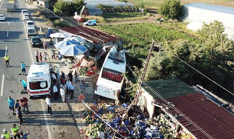 Büyükçekmece'de havaist otobüsü devrildi! Ölü ve yaralılar var