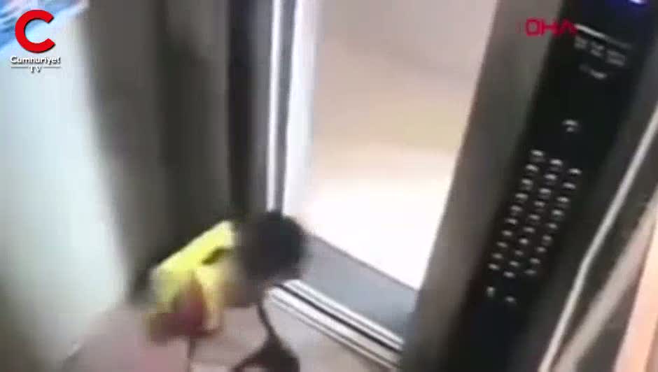 Kapı sensörü ile oynadığı asansörde mahsur kaldı