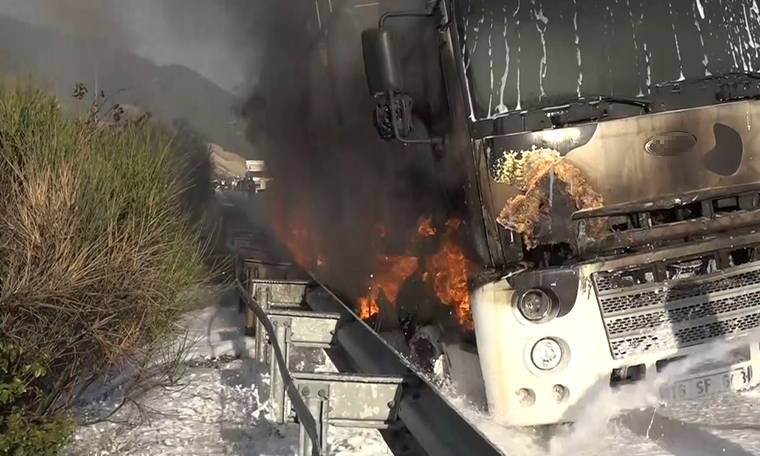 Bursa'da bariyerlere çarpan süt tankeri yandı