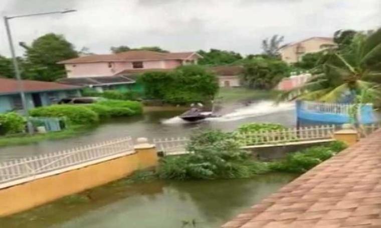 Sel sularında jet ski yaptı!