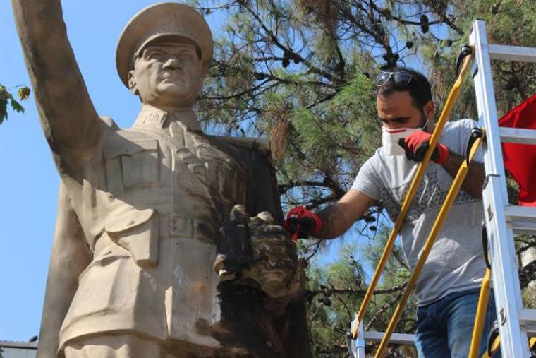 Burhaniye Belediyesi anıt ve heykelleri yeniliyor