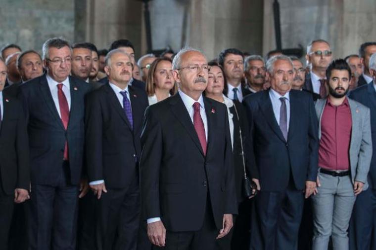 Kılıçdaroğlu, CHP'nin kuruluş yıl dönümünde Anıtkabir'i ziyaret etti