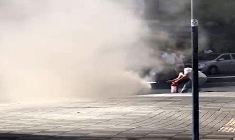 Otomobil alev aldı, patlama seslerine rağmen söndürmeye devam etti