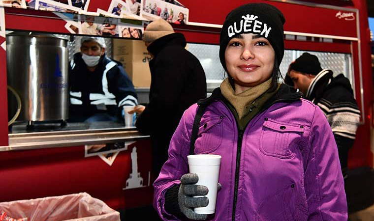 İzmir'de sabahları dağıtılan ücretsiz çorba büyük ilgi görüyor