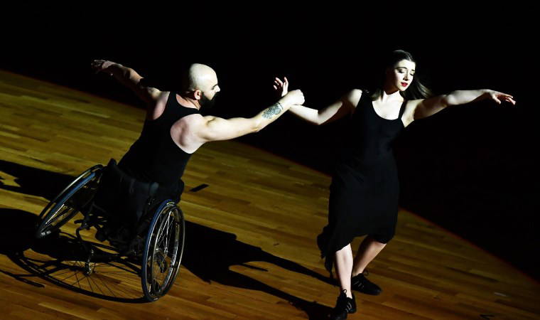 Tekerlekli sandalyede dans büyüledi