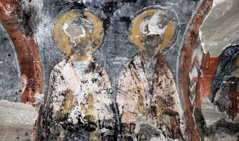 Tarihi kilisede utandıran görüntüler