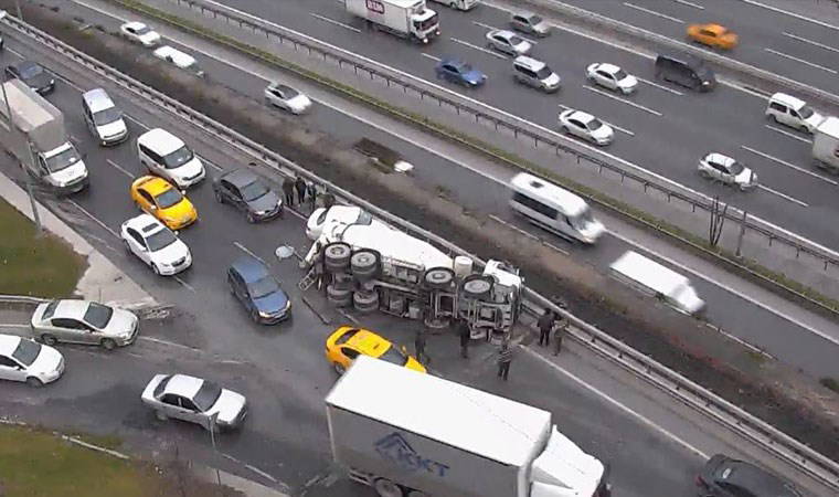 Bağcılar'da beton mikseri devrildi