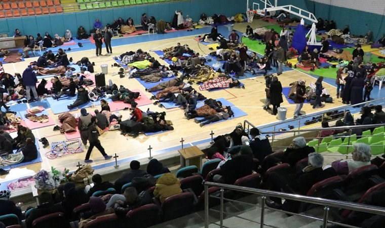 Elazığ'da bazı vatandaşlar geceyi spor salonunda geçirdi