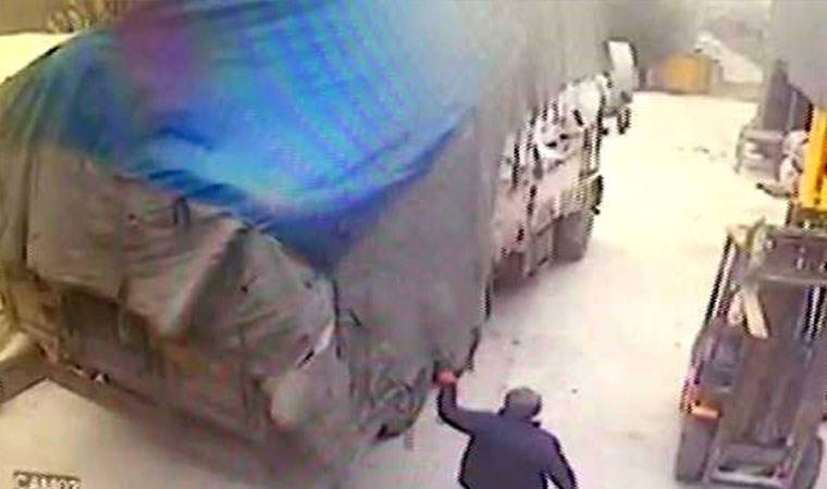 Kumaş balyaları üzerine devrildi: Feci kaza kamerada!