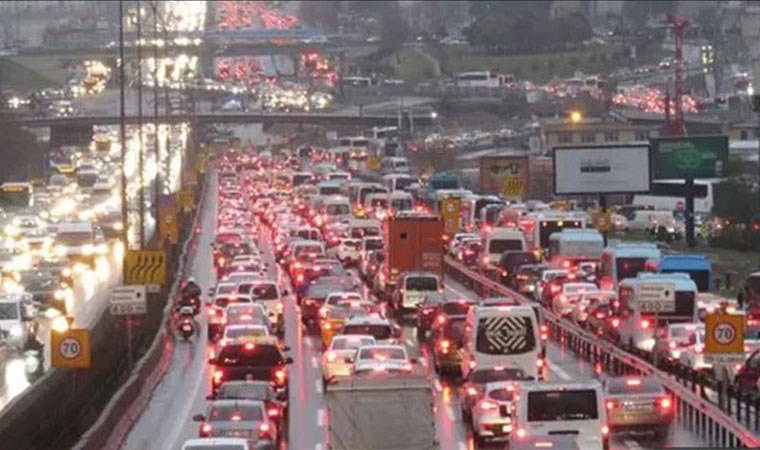 İstanbul'da trafiğe hava muhalefeti