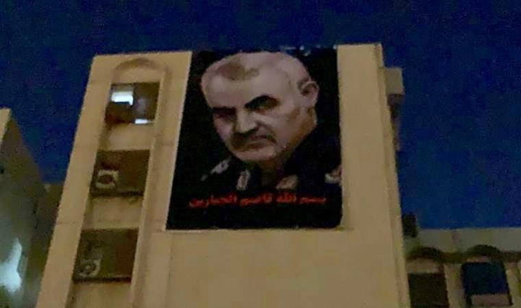 ABD Bağdat Büyükelçiliği karşısına Süleymani’nin posteri asıldı
