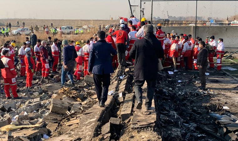 İran'da düşen uçakta 176 kişi hayatını kaybetti: Olay yerinden kareler