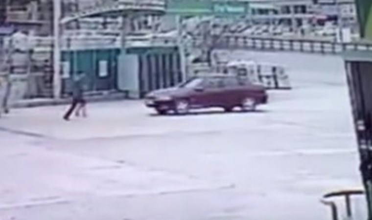 Aracının el frenini çekmeyi unuttu, peşinden metrelerce koştu