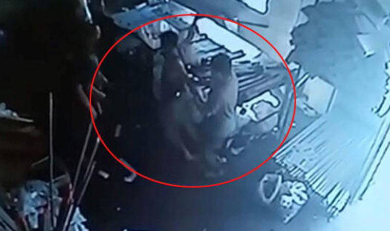 'Tik'liye şaka hastanede bitti! Kavga anı kamerada