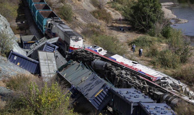 Ankara'da iki tren kafa kafaya çarpıştı: 2 kişi yaşamını yitirdi