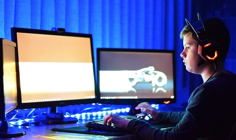 Fransa'da 18 yaşından küçük fenomenler çocuk işçi kabul edilecek