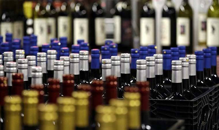 İstanbul'da tekel bayilerine denetim: 240 litre kaçak alkol ele geçirildi