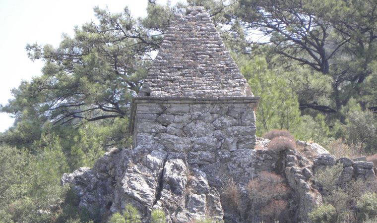 Türbe sanıp dua ettikleri, adaklar adadıkları mezar, antik bir savaşçıya aitmiş