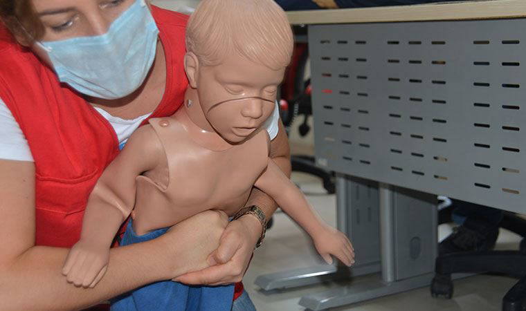 'İki hareketle boğazına cisim kaçan çocuğun hayatını kurtarabilirsiniz'  Heimlich manevrası nasıl yapılır?