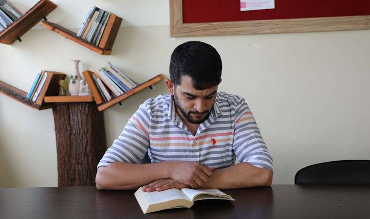 Düğününde takılan altınları satıp dersleri takip edemeyen öğrencisine televizyon aldı