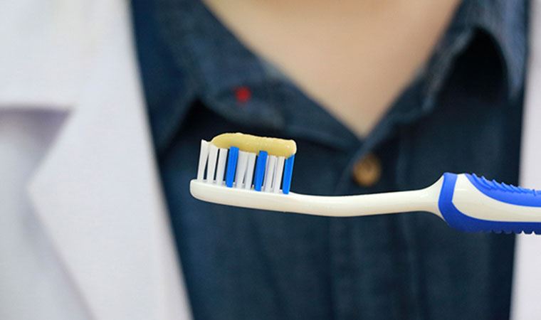 Etkisi araştırılıyor: Diş fırçalamak koronavirüsten korur mu?