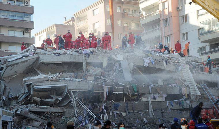 Depremin simge binası Rıza Bey apartmanında kurtarma çalışmaları sürüyor