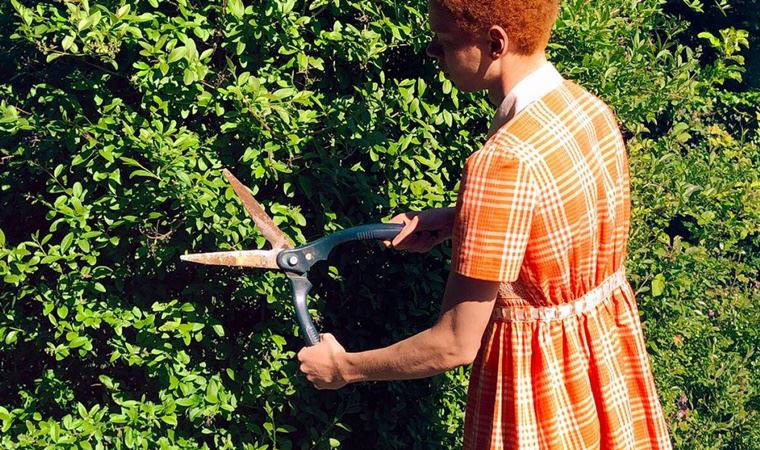 Gucci'den 'masküleniteyi biçimlendiren toksik cinsiyet kalıplarını yıkan' erkek elbisesi