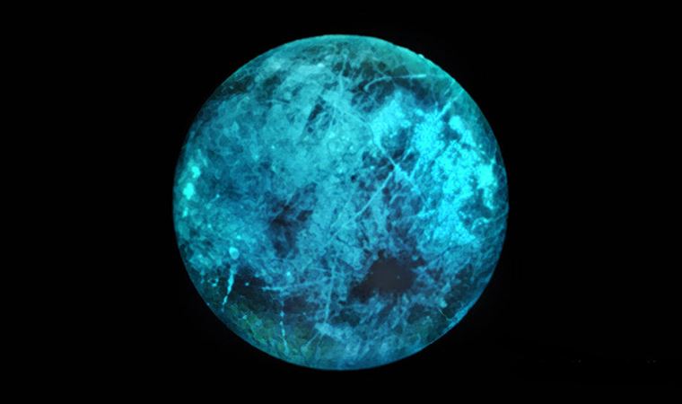 Jüpiter'in uydusu Europa'nın karanlıkta parladığı keşfedildi