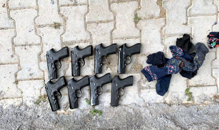 'Dur' uyarısına rağmen kaçtı, araziye attığı çorapların içinden 8 tabanca çıktı